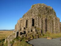 Dverghamrar Basalthügel mit Säulen